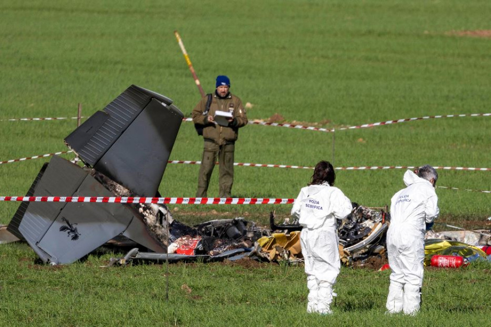 Uno dei due aerei precipitato in un campo - Ansa