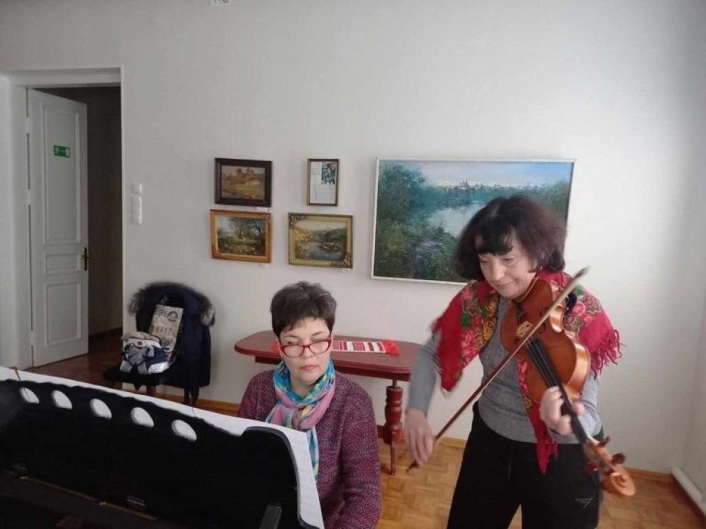 Natalya Kholmatova al pianoforte nella scuola di musica di Kherson - Social Network