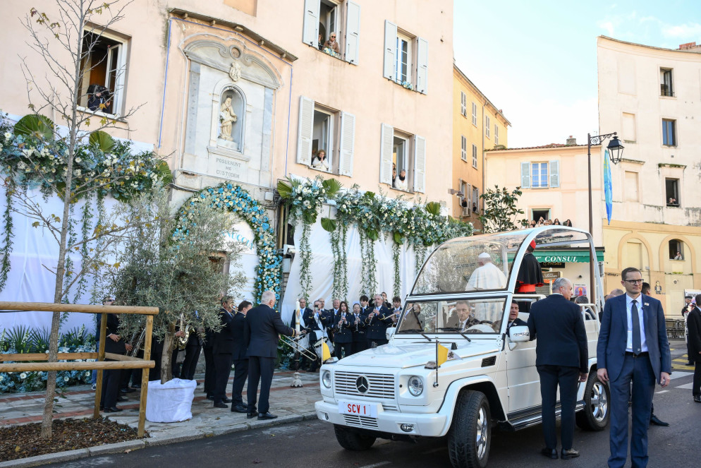 Il papa si ferma in preghiera davanti alla statua della "Madonnuccia" - ANSA
