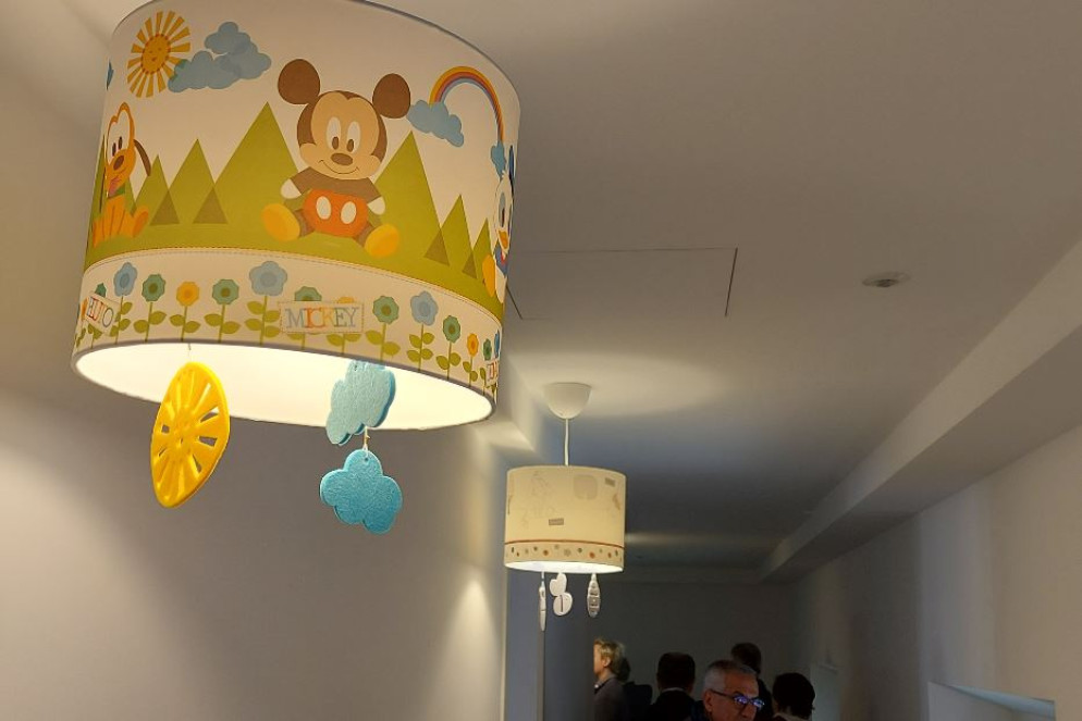 Una lampada nel corridoio che unisce le stanze - .