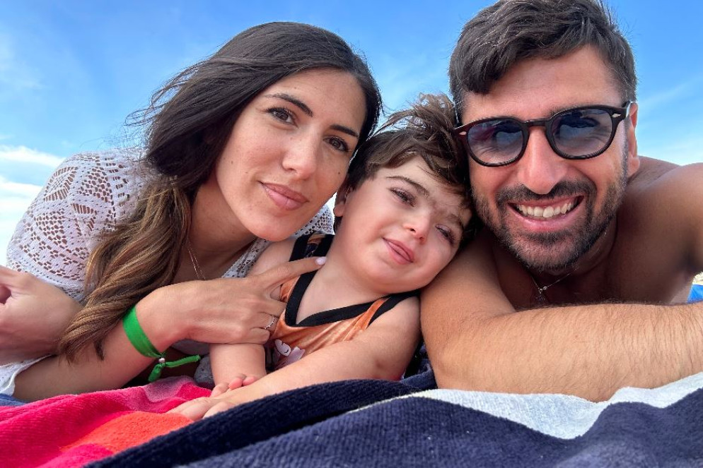 La mamma Manuela e il papà Giovanni sulla spiaggia con Mario la scorsa estate - Famiglia Zampella