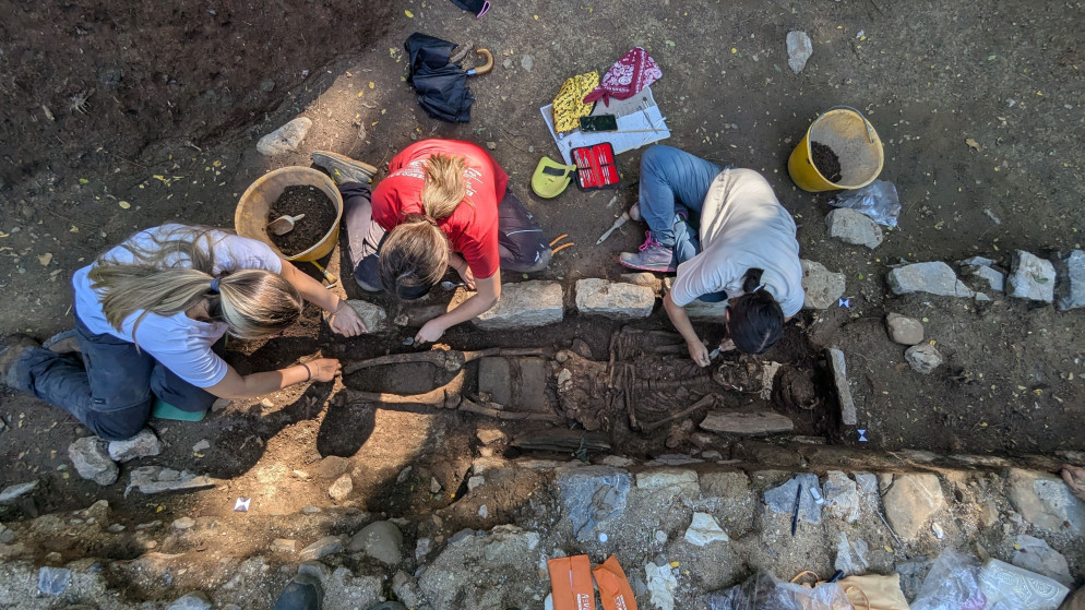 Sepoltura del XII secolo in corso di scavo - Università di Pisa