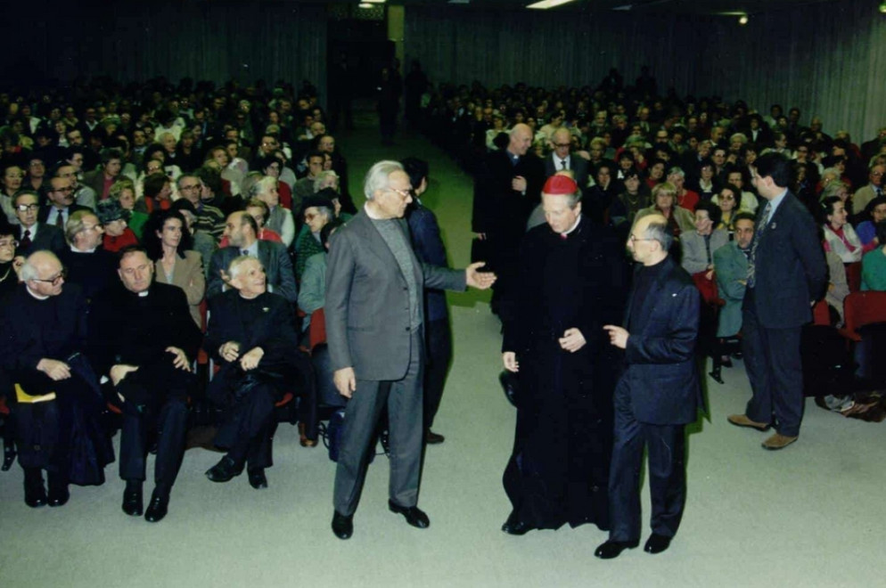 Il cardinale Carlo Maria Martini durante un incontro della Cattedra dei non credenti a Milano - Fondazione Carlo Maria Martini