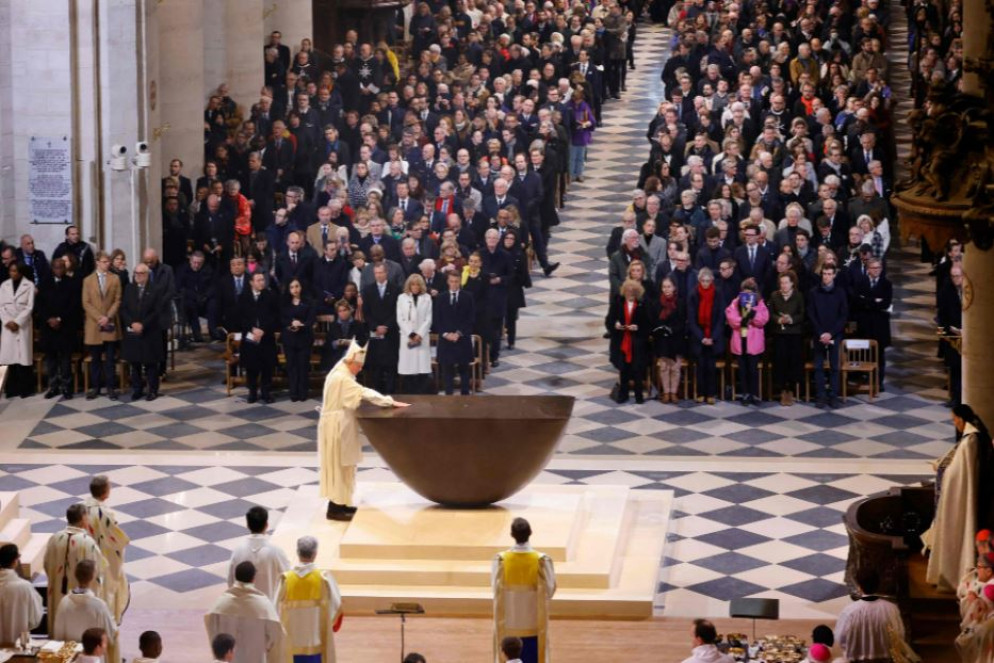 Un momento della consacrazione del nuovo altare nella cattedrale di Notre-Dame - Ansa