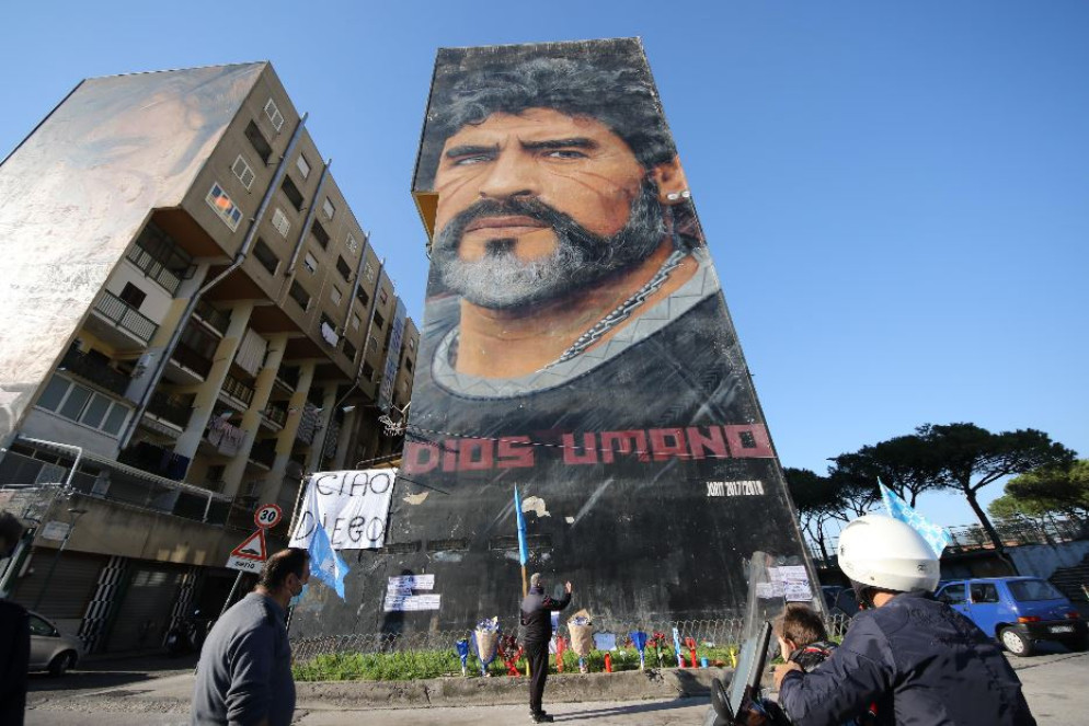 Il murale dedicato a Maradona da Jorit a San Giovanni a Teduccio (Napoli) - Fotogramma