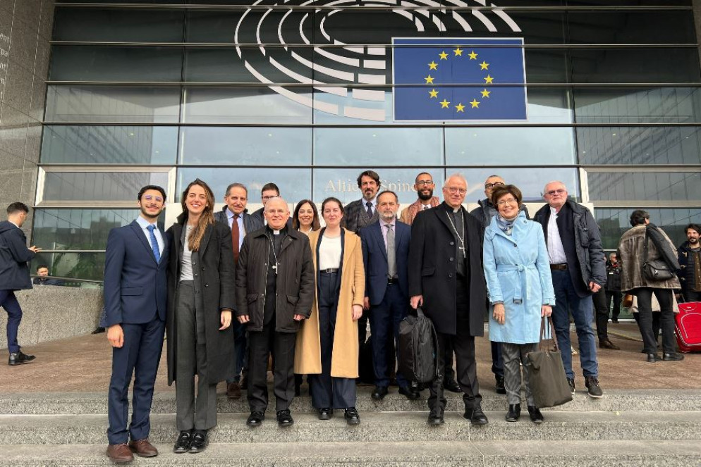 La delegazione del Consiglio dei giovani del Mediterraneo con l'arcivescovo Giuseppe Baturi durante la visita al Parlamento Europeo a Bruxelles - Avvenire