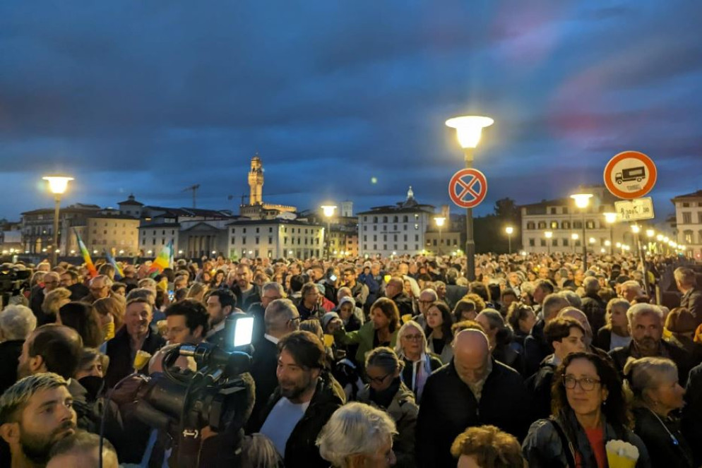 In migliaia alla fiaccolata per la pace a Firenze - Ansa