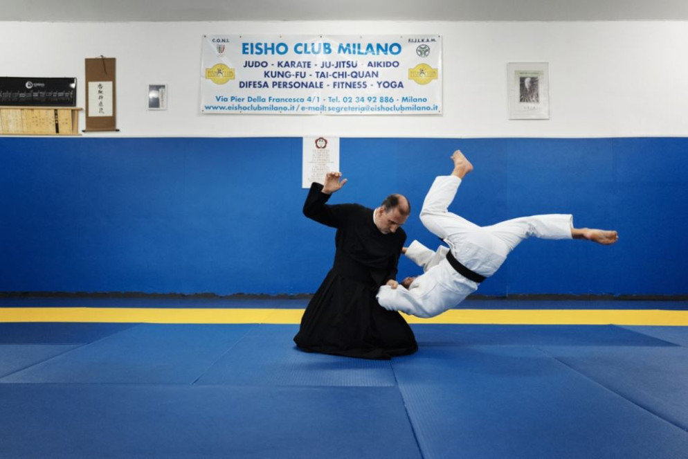 Una delle foto del progetto “Mens sana in corpore sano” di Stefano Guindani allo spazio Leica Galerie di Milano:don Matteo Baraldi sul tatami - © Stefano Guindani