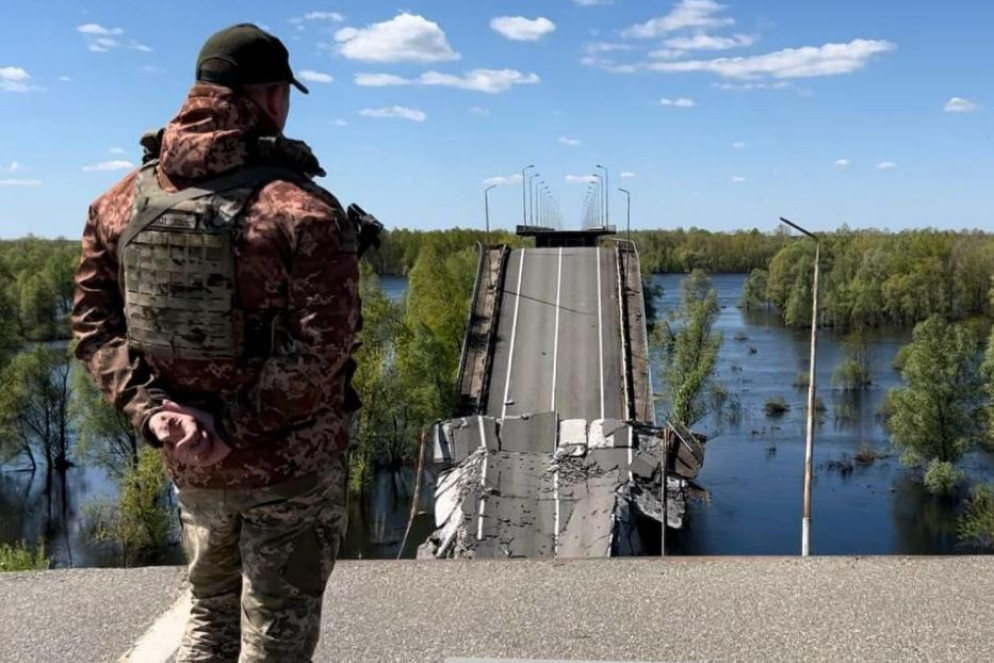 Una guardia di frontiera lungo il confine della regione di Chernihiv - Ansa
