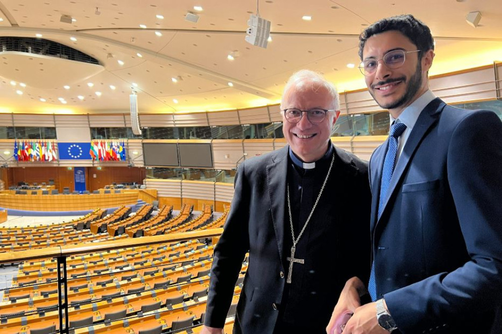 L'arcivescovo Giuseppe Baturi con uno dei ragazzi del Consiglio dei giovani del Mediterraneo durante la visita al Parlamento Europeo a Bruxelles - Avvenire