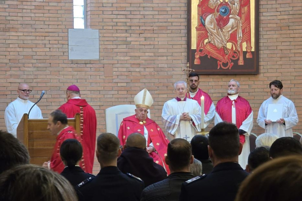 Il Papa presiede la Messa nel carcere di Rebibbia dove ha aperto la Porta Santa - Pool Aigav
