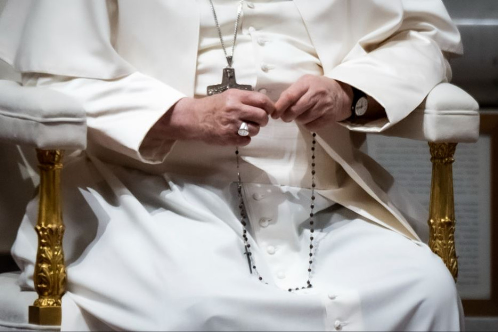 Papa Francesco recita il rosario durante la veglia di preghiera nella basilica di San Pietro - Cristian Gennari