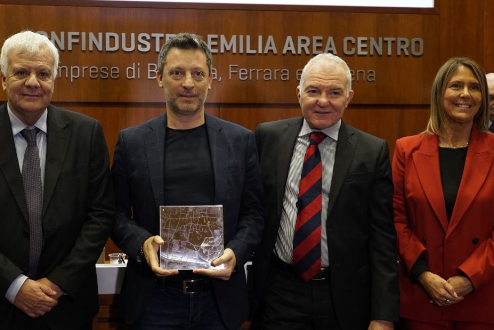 Il presidente di Florim Claudio Lucchese ritira il premio Emilia Sostenibile