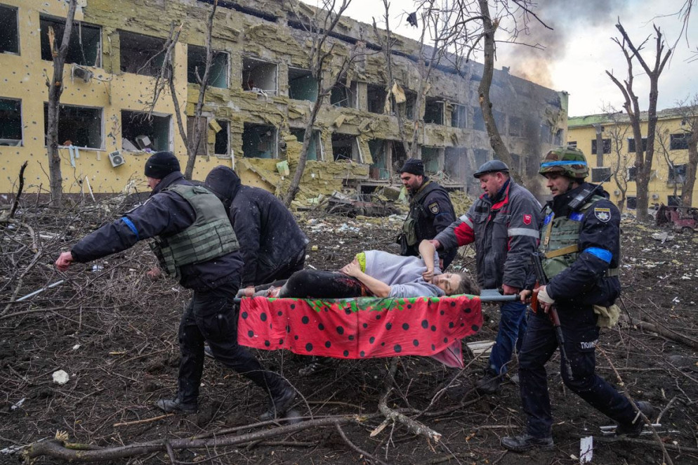 L'assedio di Mariupol in Ucraina visto da Evgeniy Maloletka (World Press Photo) - @ Evgeniy Malotetka