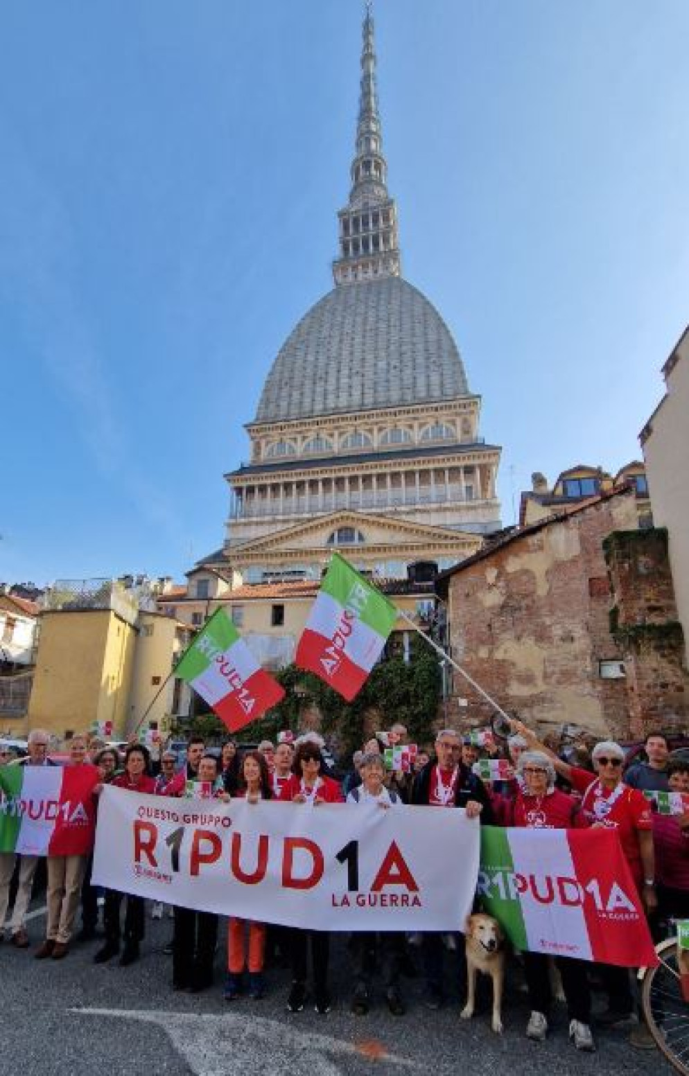A Torino davanti alla Mole Antonelliana - Emergency