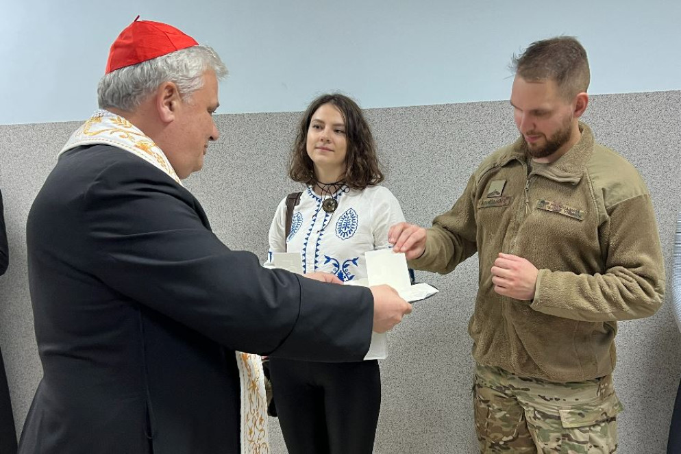 Maxim Halyskyi, soldato del 35° Reggimento di Sumy della Guardia nazionale che ha dato il benvenuto a Kharkiv al cardinale Konrad Krajewski - Gambassi