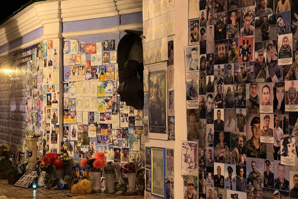 Il murale-memoriale dei caduti nella guerra fra Russia e Ucraina lungo le mura del monastero di San Michele a Kiev - Gambassi