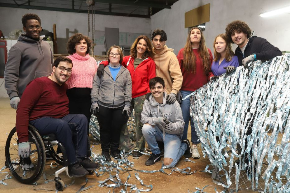 L'artista Annalaura di Luggo circondata dai ragazzi che hanno collaborato al doc "We are art"