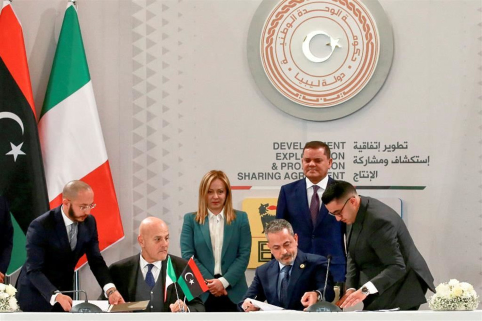 Claudio Descalzi e Farhat Bengdara (Noc) siglano l’intesa con, alle loro spalle, Giorgia Meloni e il primo ministro di Tripoli, Abdul Amid al-Dbeibah - Reuters