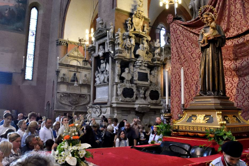 Padova, l'omaggio dei fedeli a Sant'Antonio - Foto Boato