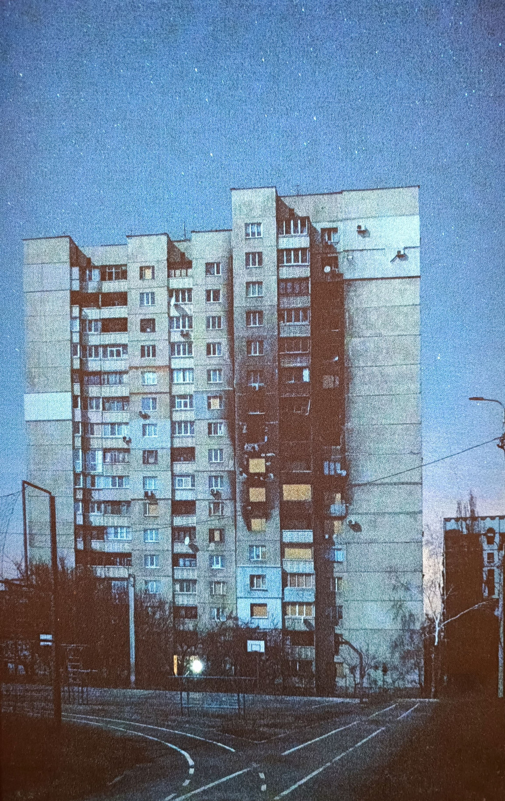 I palazzi del quartiere Saltivka di Kharkiv sono come "fari" nella notte. - Povlo Dorohoy