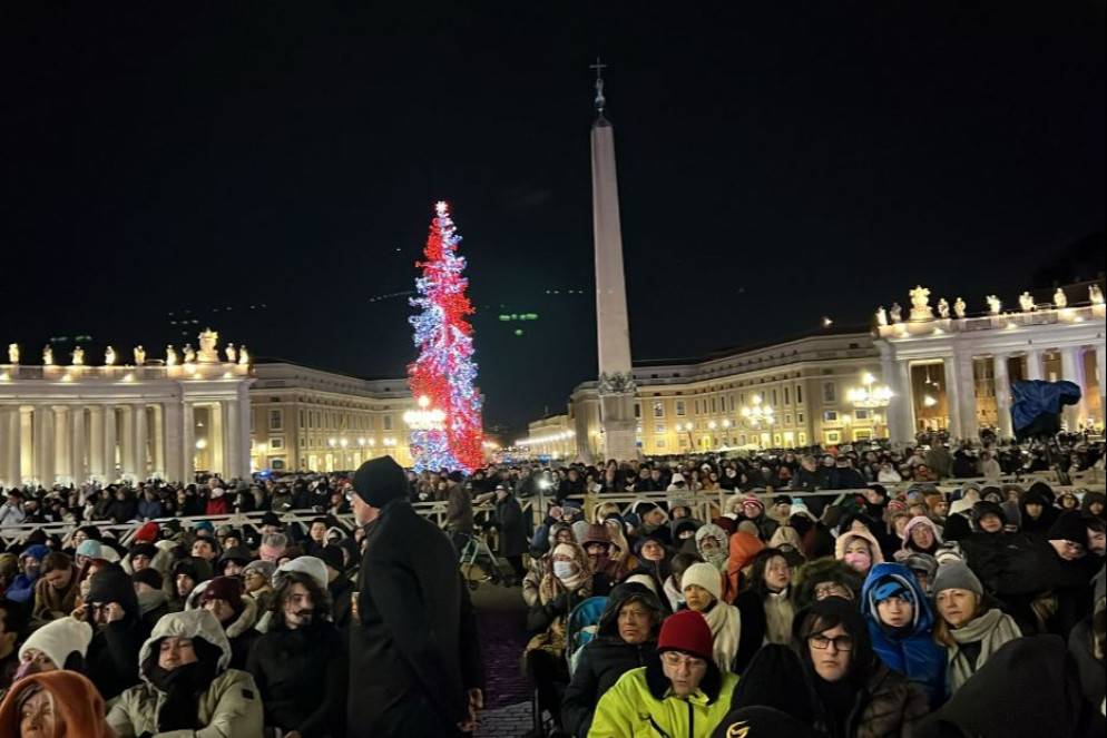 I fedeli radunati in piazza San Pietro per l'apertura della Porta Santa - .