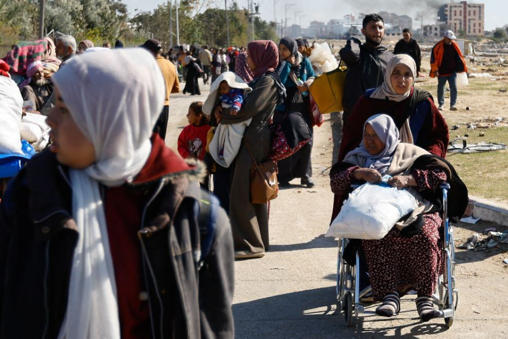 Sfollati in fuga da Khan Yunis verso la zona costiera vicino a Rafah - Reuters