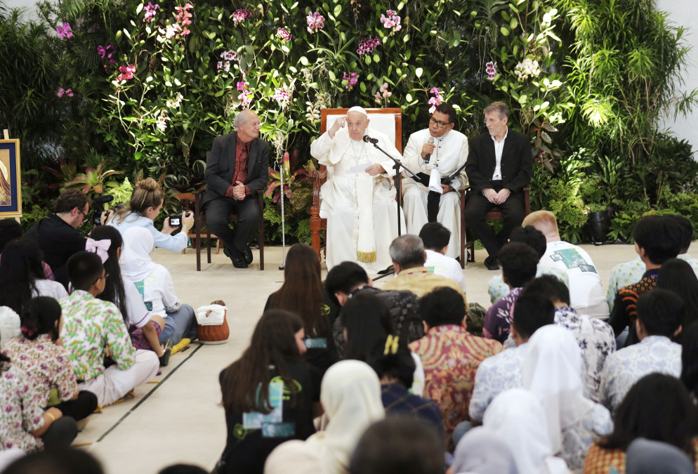 Il Papa con i giovani di Scholas Occurrentes - Reuters