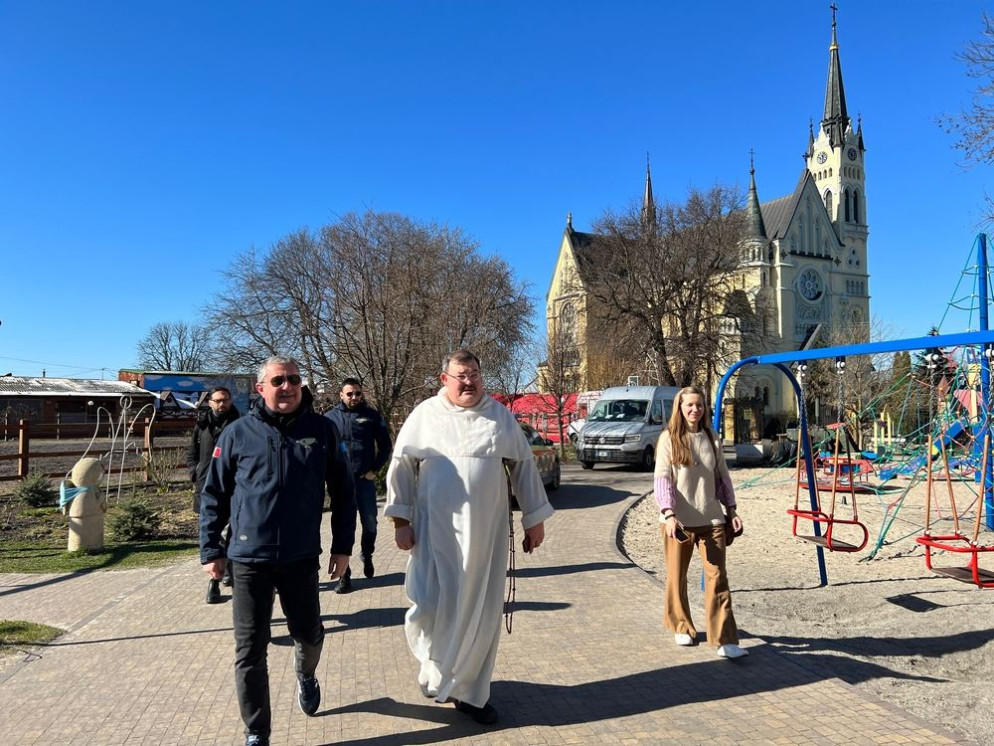 Il domenicano padre Pavlo Kunytskyy con la missione italiana di pace a Fastiv - Gambassi