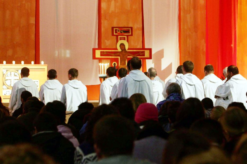 Un momento di preghiera guidato da alcuni freres di Taizé - Dall'archivio di Avvenire