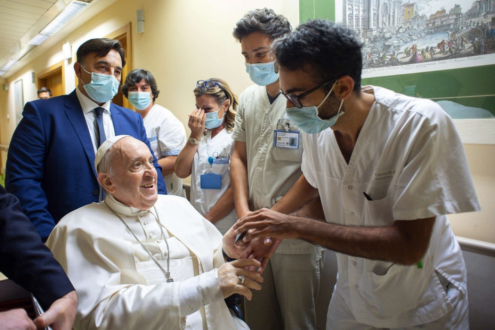 Il Papa al Gemelli durante il ricovero dell'anno scorso - Ansa