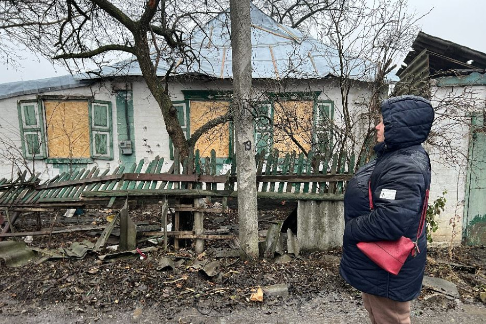 L'ultimo bombardamento fra le case a Shevchenkove, la cittadina che accoglie gli evacuati dal fronte nella regione di Kharkiv - Gambassi
