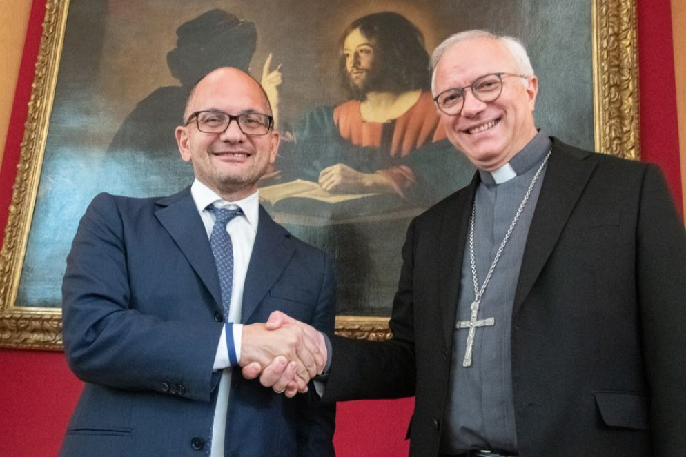L'arcivescovo Baturi e il senatore Castelli - Foto Sir