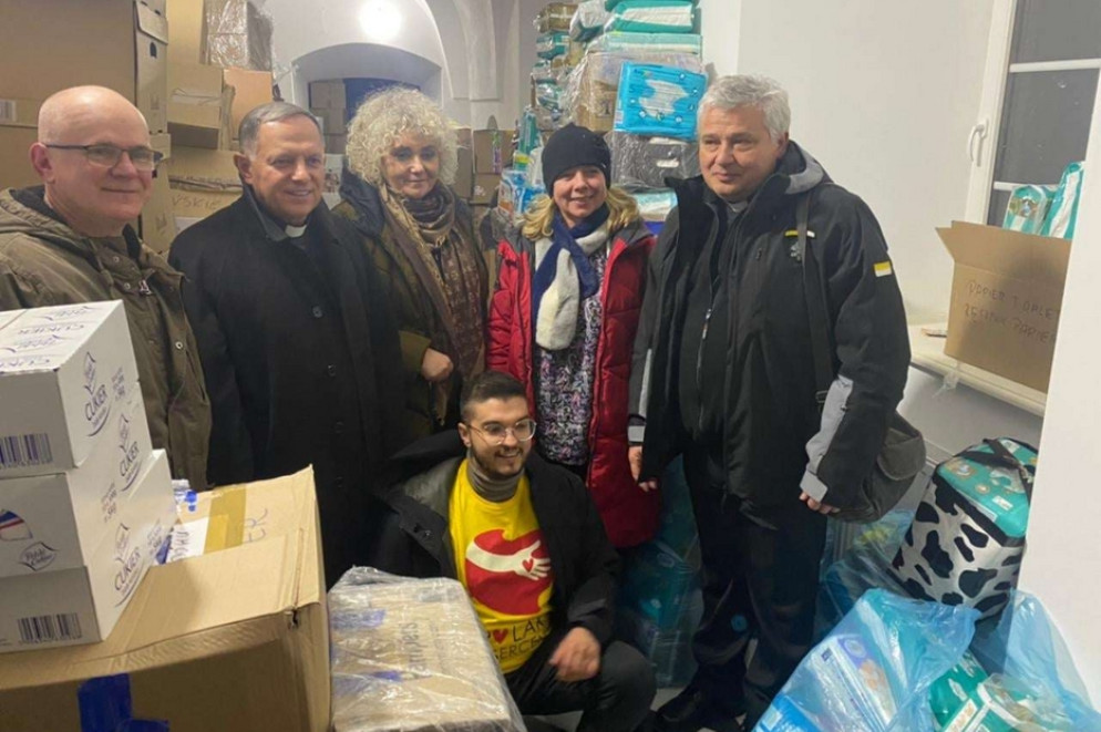 L’arcivescovo Mieczyslaw Mokrzycki mentre accoglie gli aiuti per la comunità - rkc.lviv.massmedia