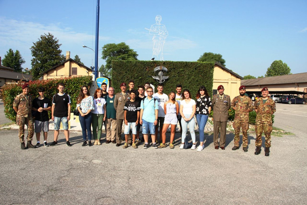 Luglio 2019, l'alternanza scuola lavoro degli studenti dell'Istituto professionale G.Medici di Legnago presso l'8° reggimento Guastatori paracadutisti - foto dal sito dell'Esercito