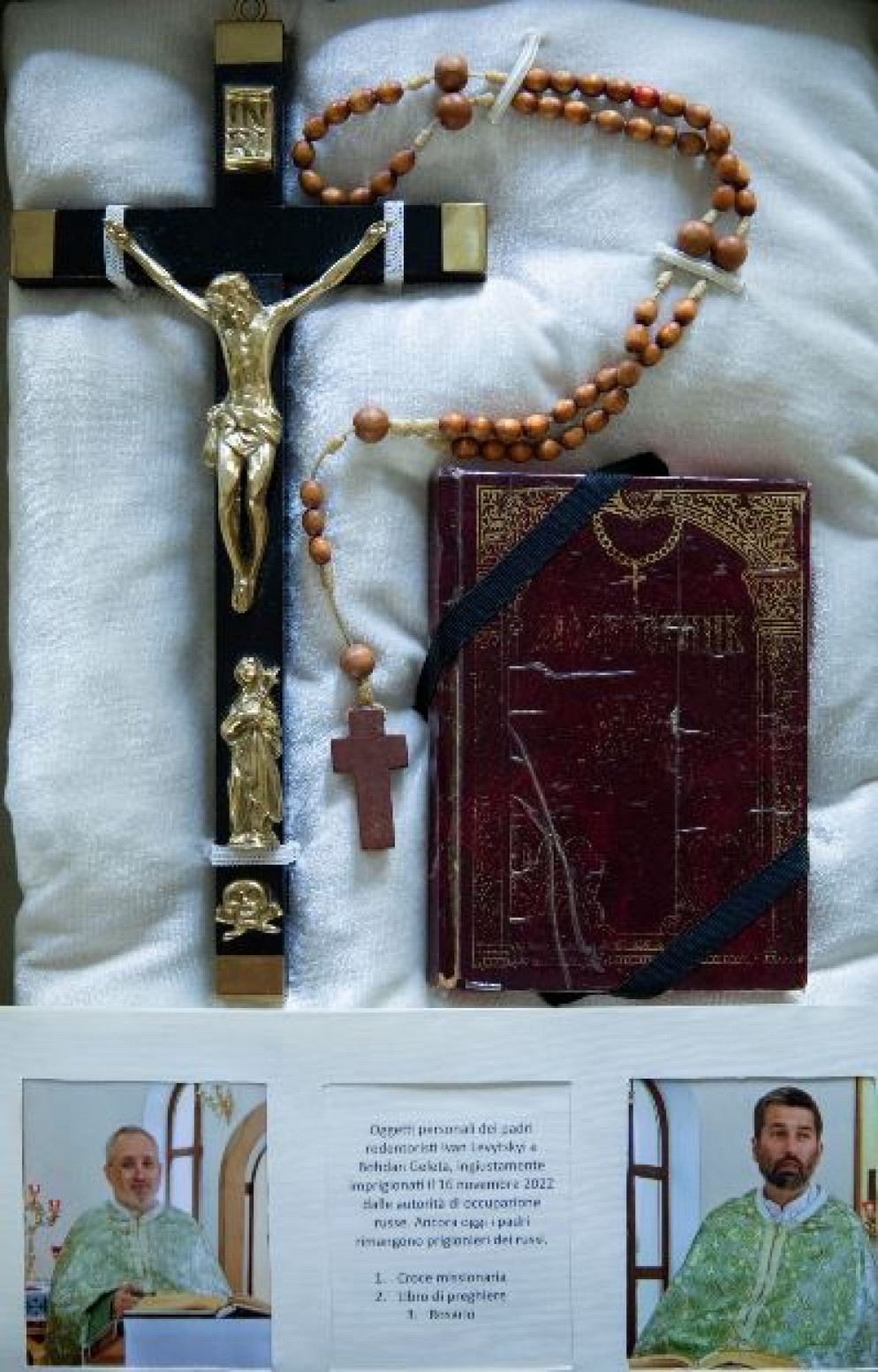 Donati a papa Francesco la croce, il Rosario e il libro dei due sacerdoti prigionieri dei russi dallo scorso novembre - ugcc.ua