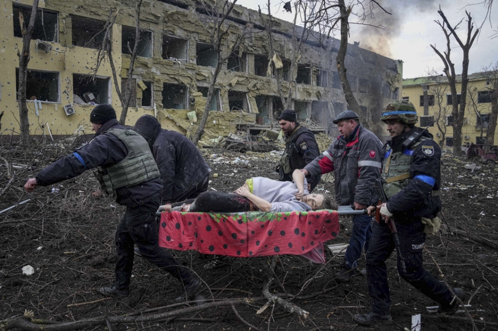 Una delle immagini simbolo della tragedia ucraina: la partoriente estratta dalle macerie dell'ospedale pediatrico di Mariupol, poi purtroppo morta con il bambino che stava per dare alla luce