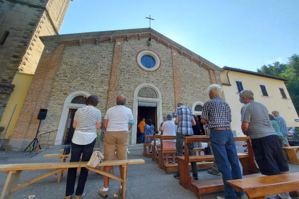 La celebrazione della Messa in una parrocchia italiana - Gambassi