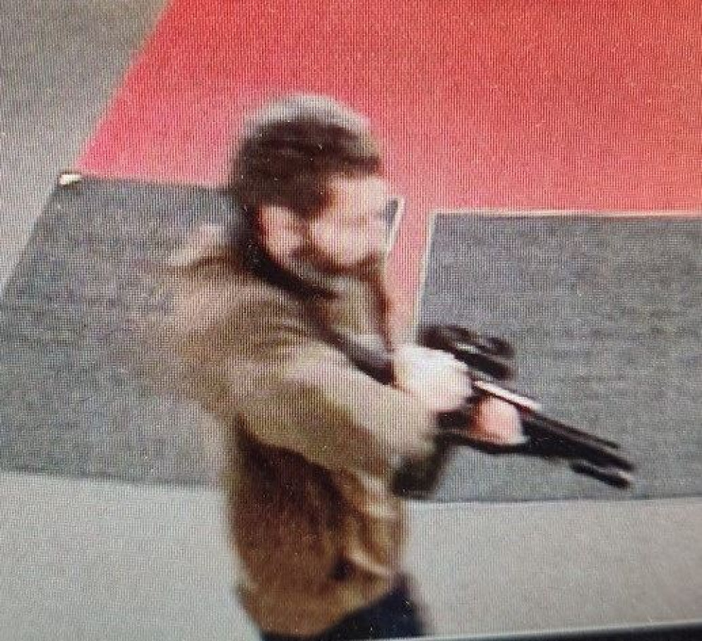 Il killer in azione "catturato" dalle telecamere - Reuters