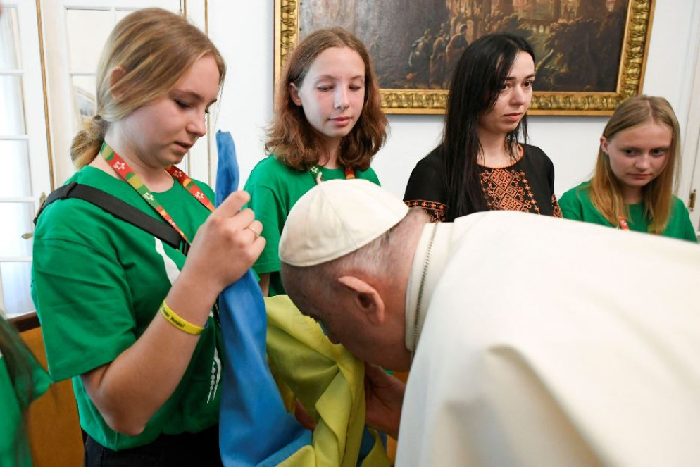 Papa Francesco bacia la bandiera ucraina incontrando un gruppo di giovani dal Paese in guerra - Reuters
