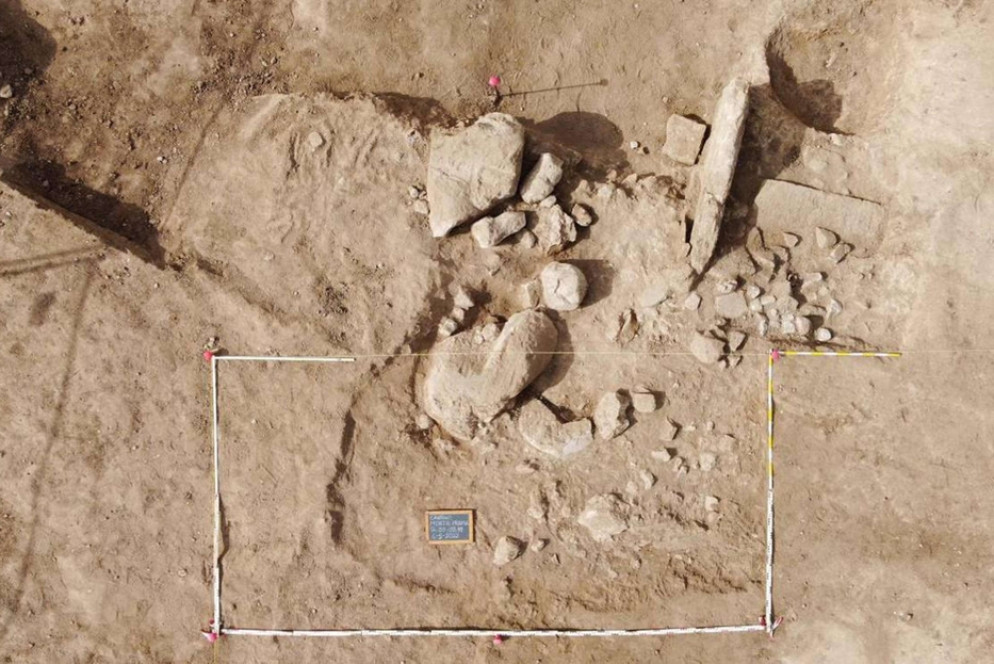 Lo scavo in corso delle statue di due pugilatori giganti a Mont'e Prama, Cabras (Sardegna) - Ansa