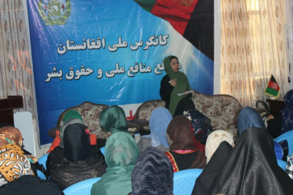Hamida durante uno degli incontri con le donne afghane, quando ancora si trovava nel suo Paese - .