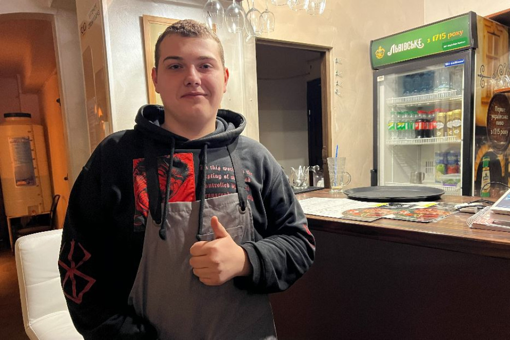il giovane cameriere Igor Ridosh che ha scelto di restare a Kramatorsk - Gambassi
