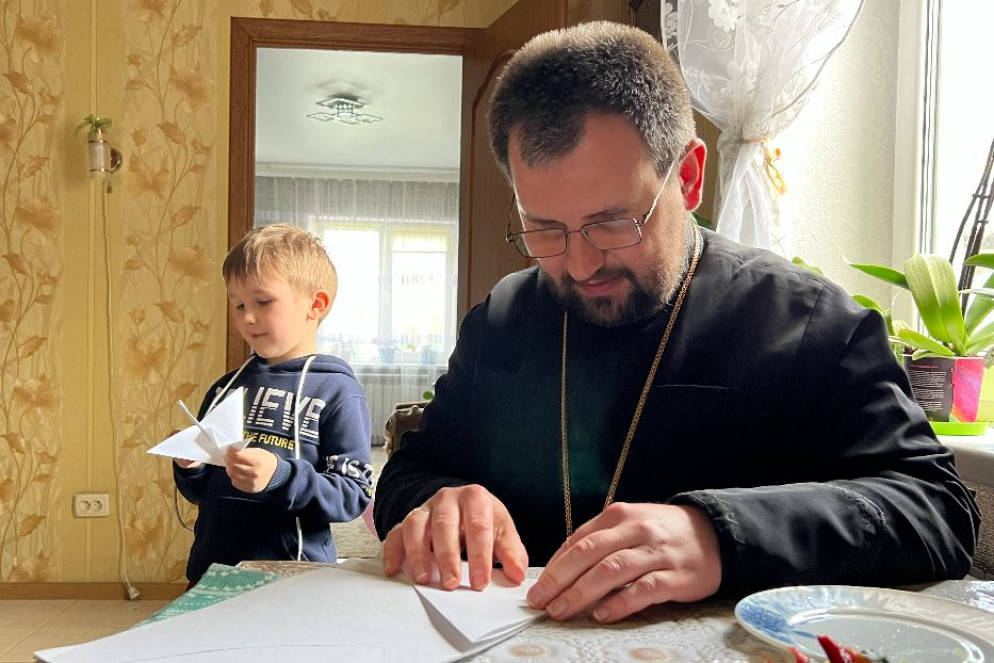 Il vescovo Maksym Ryabukha con un bambino del Donbass nella casa di famiglia - Gambassi