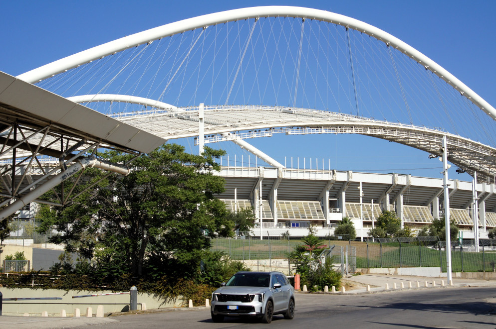 La Sorento davanti allo stadio Olimpico di Atene - .