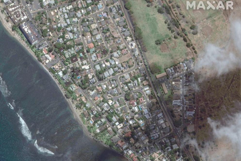 Un'immagine satellitare della costa di Lahaina nella contea di Maui - Reuters / Maxar