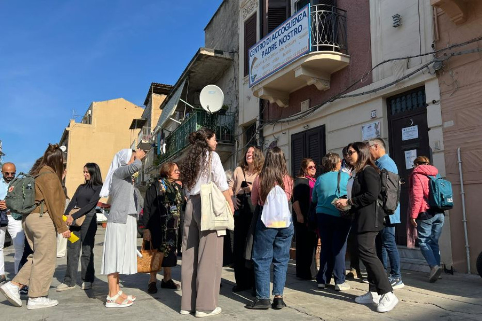 I ragazzi del Consiglio dei giovani del Mediterraneo davanti al Centro di accoglienza Padre Nostro fondato a Brancaccio da padre Puglisi - Gambassi