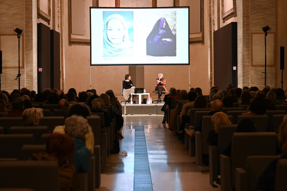 Monica Poggi (curatrice della mostra) e Simonetta Agnello Hornby. Musei di San Domenico, Forlì. - Foto di Genny Cangini