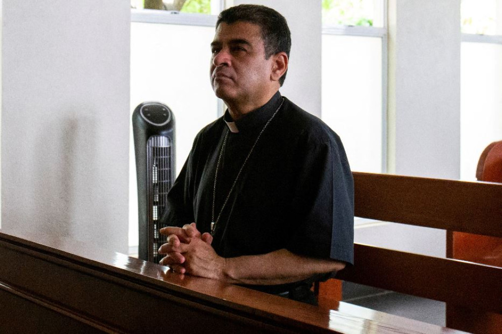 Rolando Álvarez, vescovo di Matagalpa, sconta 26 anni di carcere come "traditore" del regime. Per lui ha invitato a pregare il vescovo di Siuna, Isidoro del Carmen Mora Ortega: la polizia ha portato via anche lui - Reuters