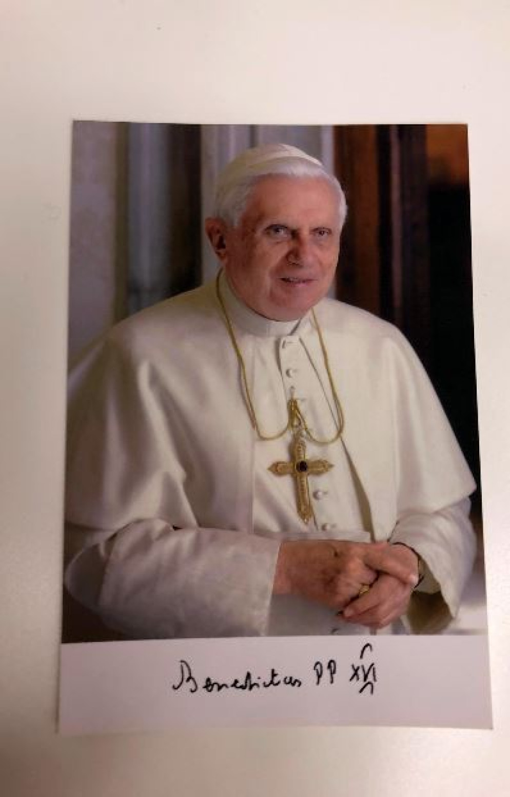 La foto distribuita ai fedeli in attesa di rendere omaggio alla salma del Papa emerito - Ansa